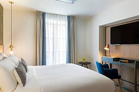 La Petite Queen Room