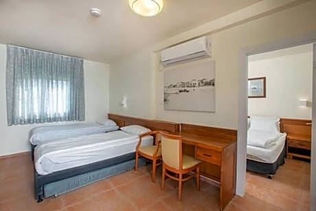 Family Room (2 Adults + 2 Children)