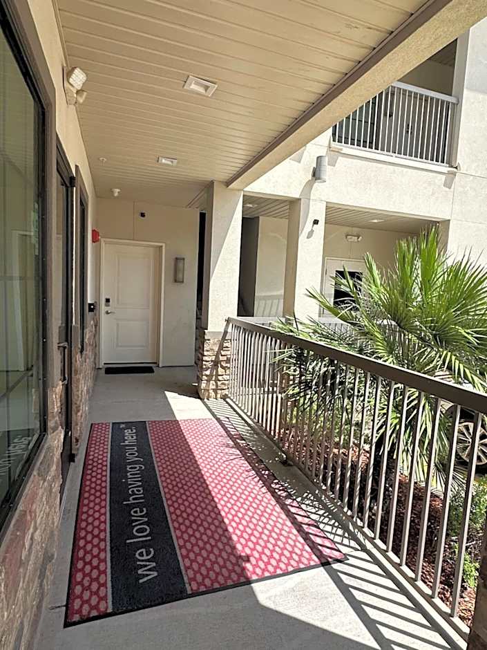 Scottish Inn and Suites