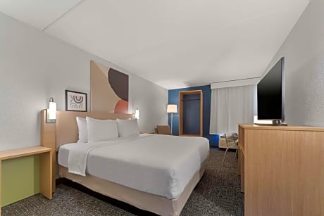 1 King Bed Hearing Accessible