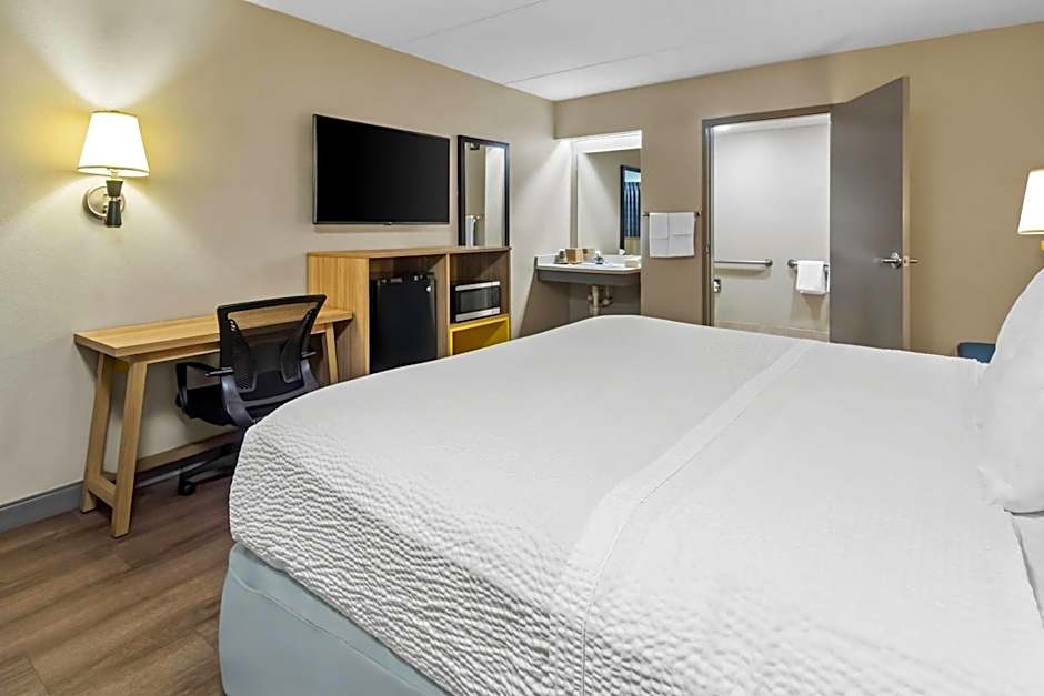 Days Inn & Suites by Wyndham DeSoto