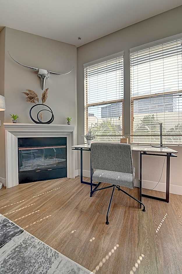 Penthouse One Bedroom Garden View Condo by UCLA