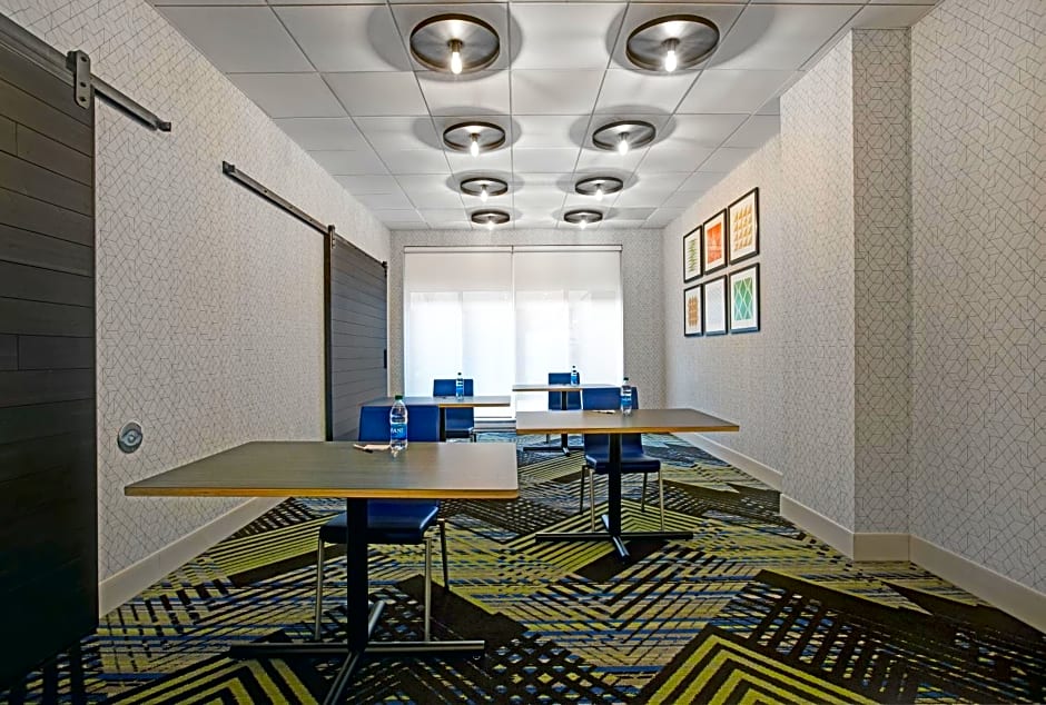 Holiday Inn Express Milwaukee Downtown By IHG