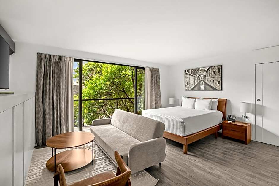 Photo 1 of 15 of Deluxe 1 Queen Bed