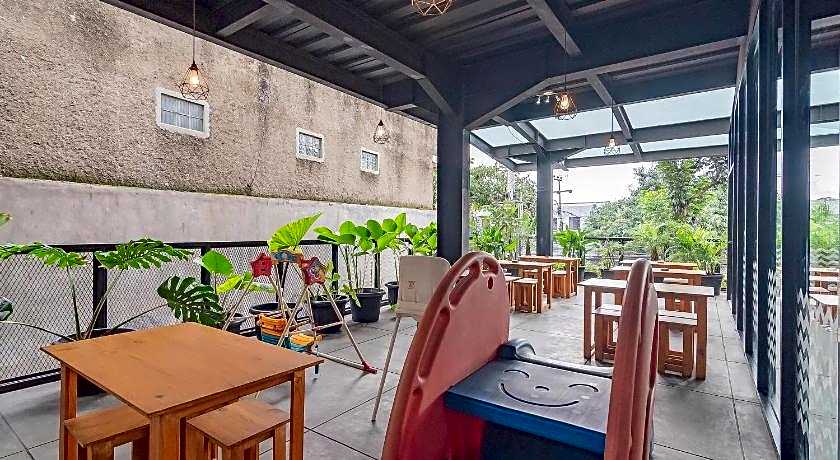 RedDoorz Premium @ Hotel Hebat