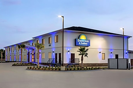 Days Inn & Suites by Wyndham Greater Tomball