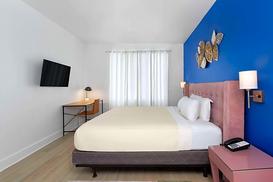 Foto 1 dari 3 — Deluxe Mobility Accessible Queen Room, Roll-In Shower, Non-Smoking