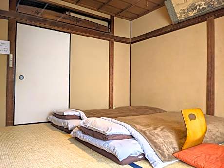 Basic Triple Room with Shared Bathroom