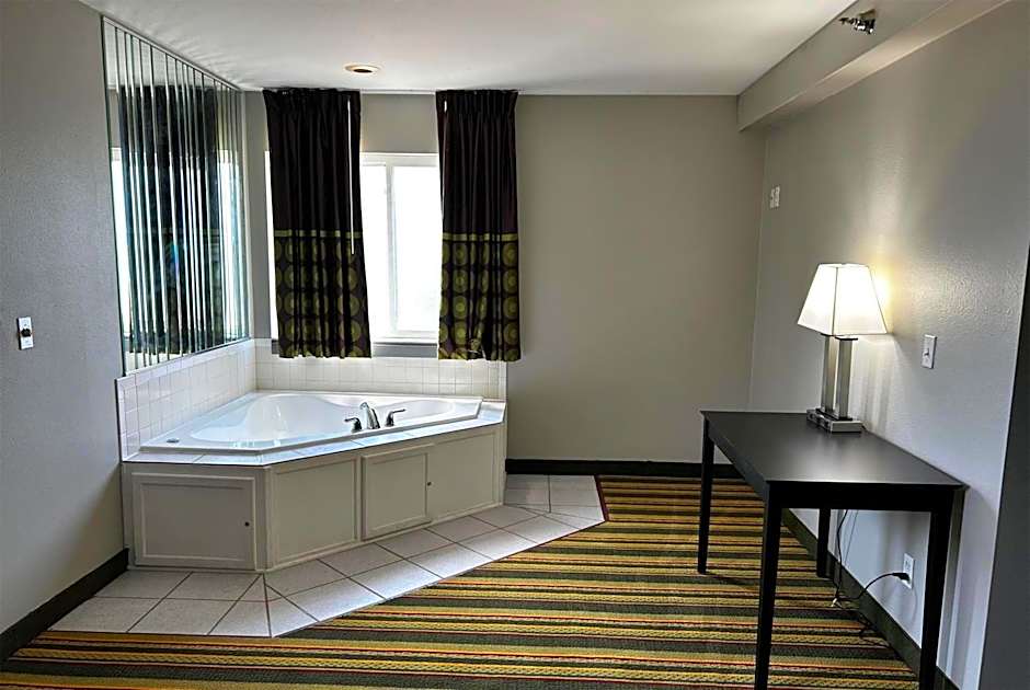 Super 8 by Wyndham Mound City