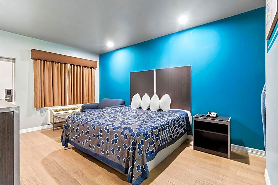 Econo Lodge Inn & Suites