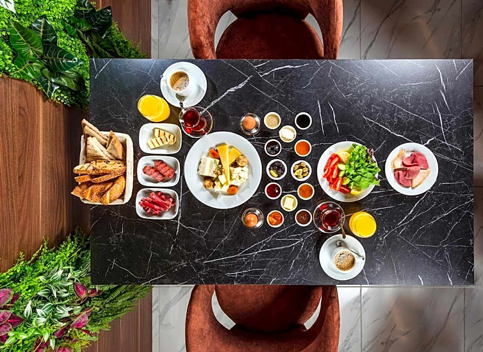 Novel Centre Point Hotel