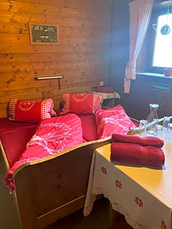 Zimmer 8 - Quadruple Room with Shared Bathroom