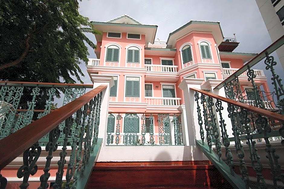 Hiranyakul House Riverside