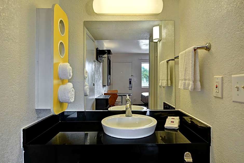 Photo 1 of 5 of Hollywood 1 Queen Bed