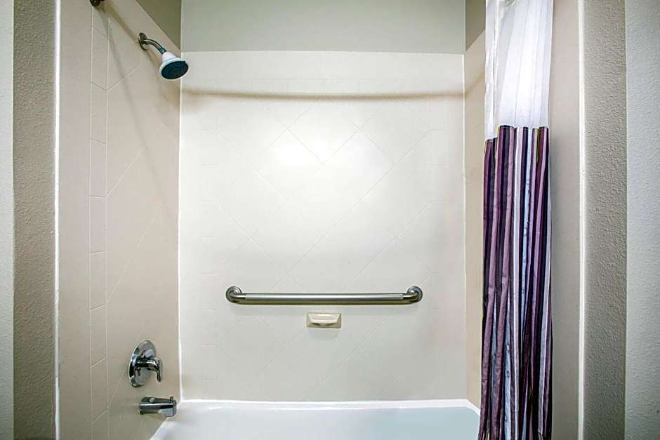 La Quinta Inn & Suites by Wyndham Columbus TX