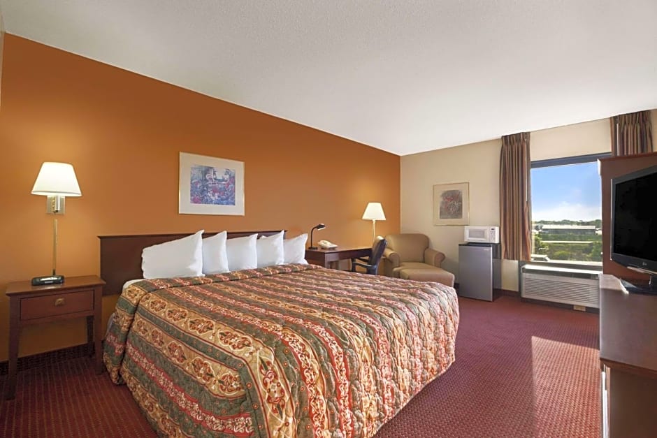 Days Inn & Suites by Wyndham Cedar Rapids