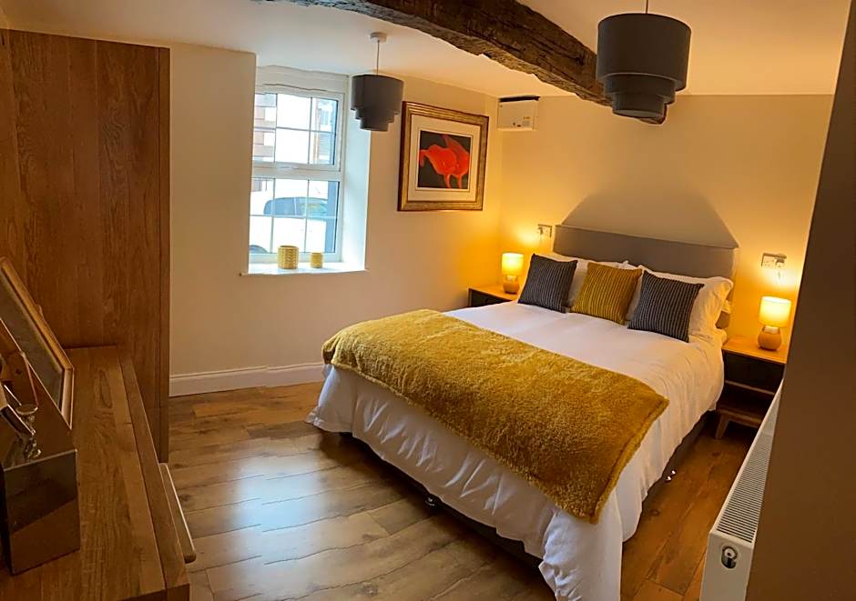 Crown and Cushion Appleby