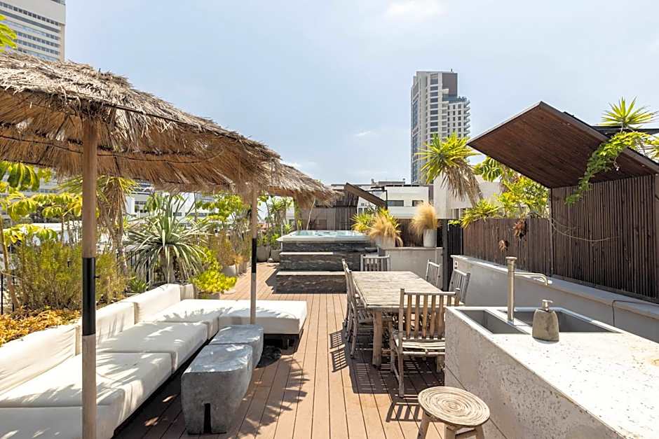 High Living Penthouse with Rooftop Pool