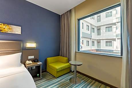 1 Queen Standard Atrium View