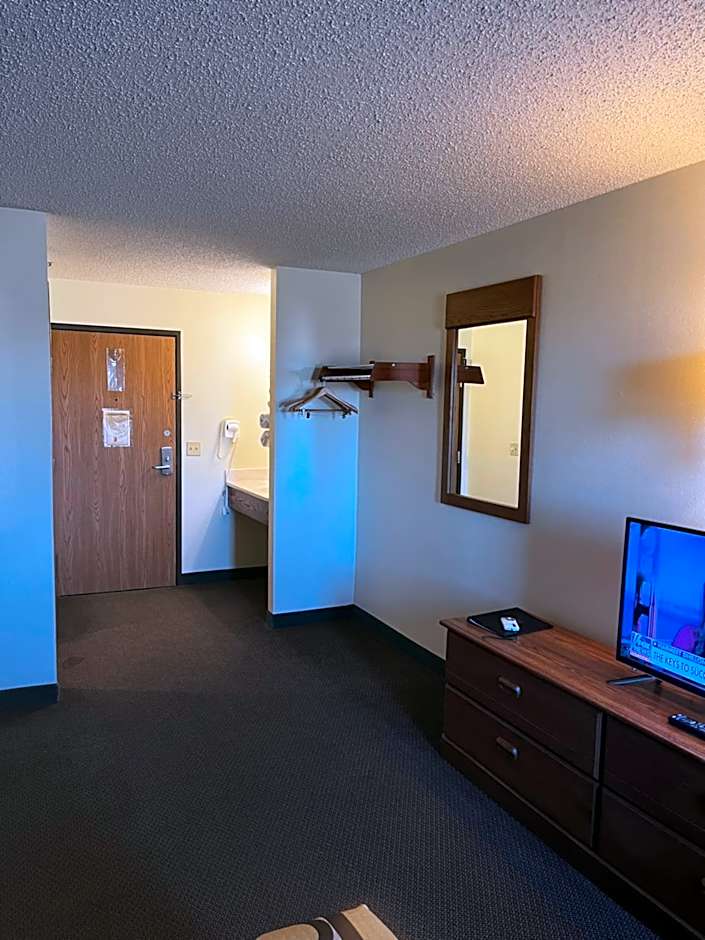 Super 8 by Wyndham Smithville/Kansas City