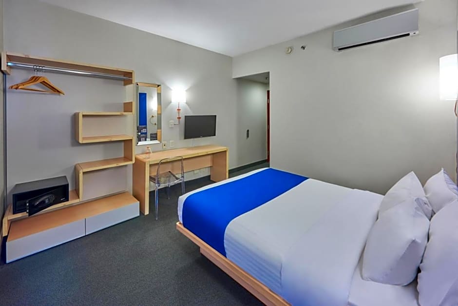 Photo 1 of 6 of 1 King Bed with Sofabed Guestroom, View