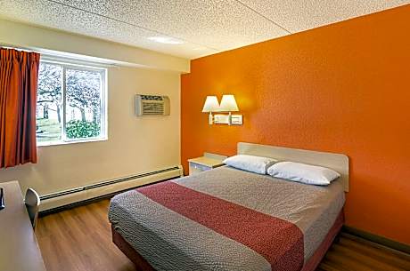 1 FULL BED | ADA/TUB/MICFRIDGE