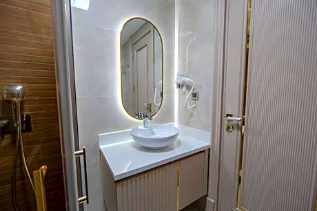 Deluxe Suite with Spa Bath