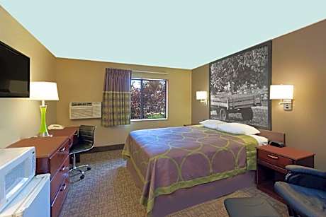 1 Queen Bed Smoking