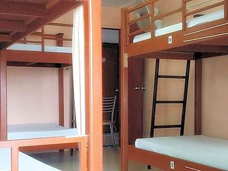 1 Person in 6-Bed Dormitory with Shared Bathroom and Air Conditioning - Mixed