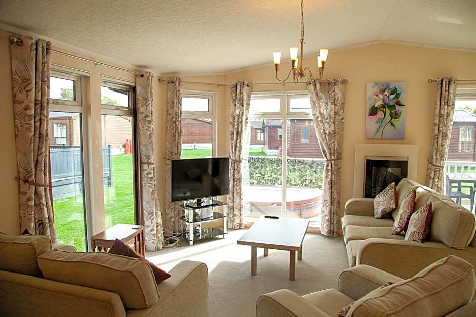 Saffron Lodge With Hot Tub