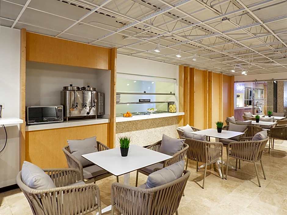 Hotel Mesaluna Near American Consulate