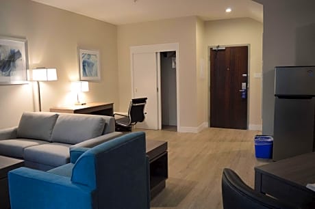 One-Bedroom King Suite with Balcony