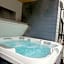Snow & Swing Getaway - Three Bedrooms with Hot Tub (Stay Revy)