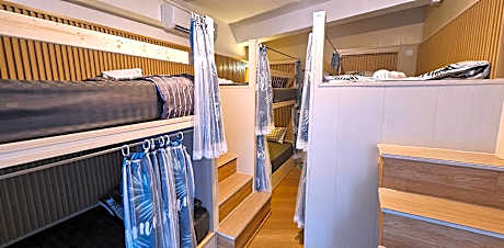 Mixed Pod 6 Beds Room with Shared Bathroom