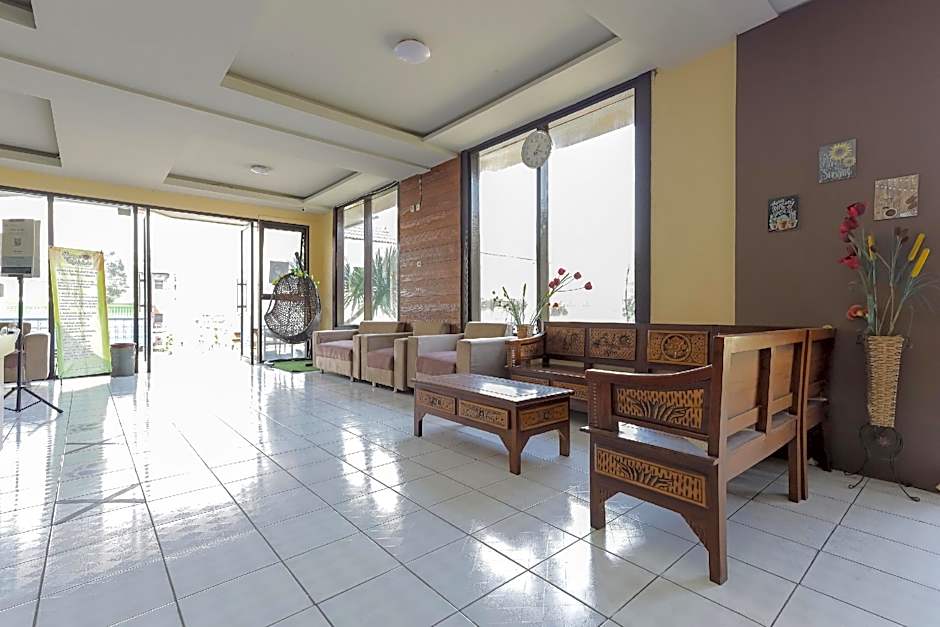 RedDoorz Plus near Museum Angkut Batu 4