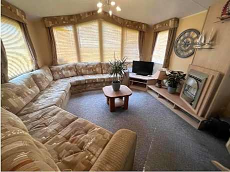 Spacious & welcoming 6th Berth Caravan California Cliffs Holiday Park, Norfolk Coast