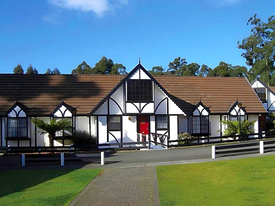 The Fox and Hounds Historic Hotel