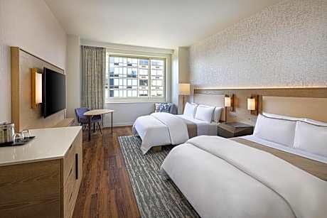 Traditional Double Room with Roll-In Shower - Mobility Accessible