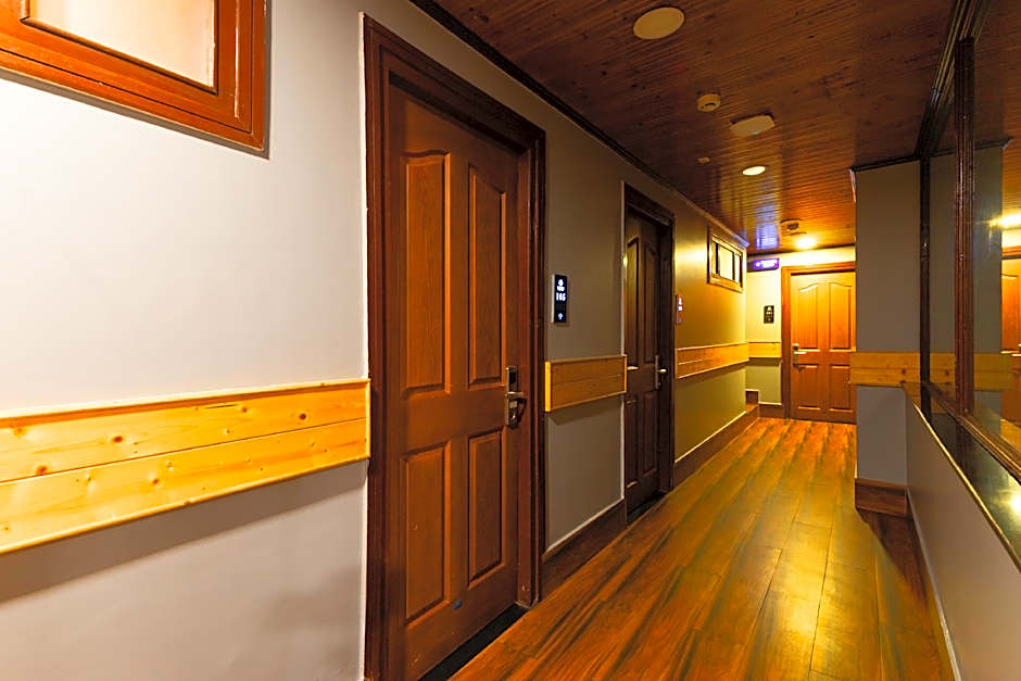 Sumitel Hotel 500 meters from Mall Road