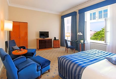 Grand Deluxe Room (2 Large Twin Beds)