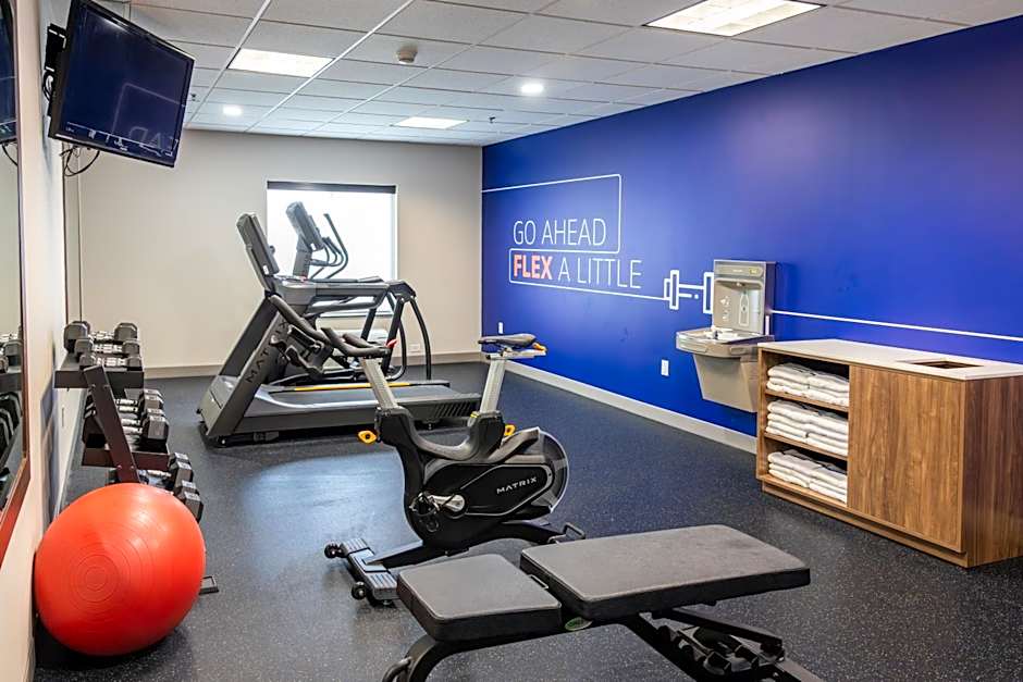 Holiday Inn Express and Suites Wichita Airport By IHG
