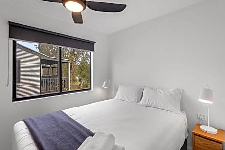 Superior Riverside 3 Bedroom Cabin – Sleeps 6