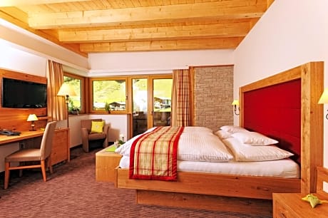 Deluxe Double Room with Balcony and Mountain View