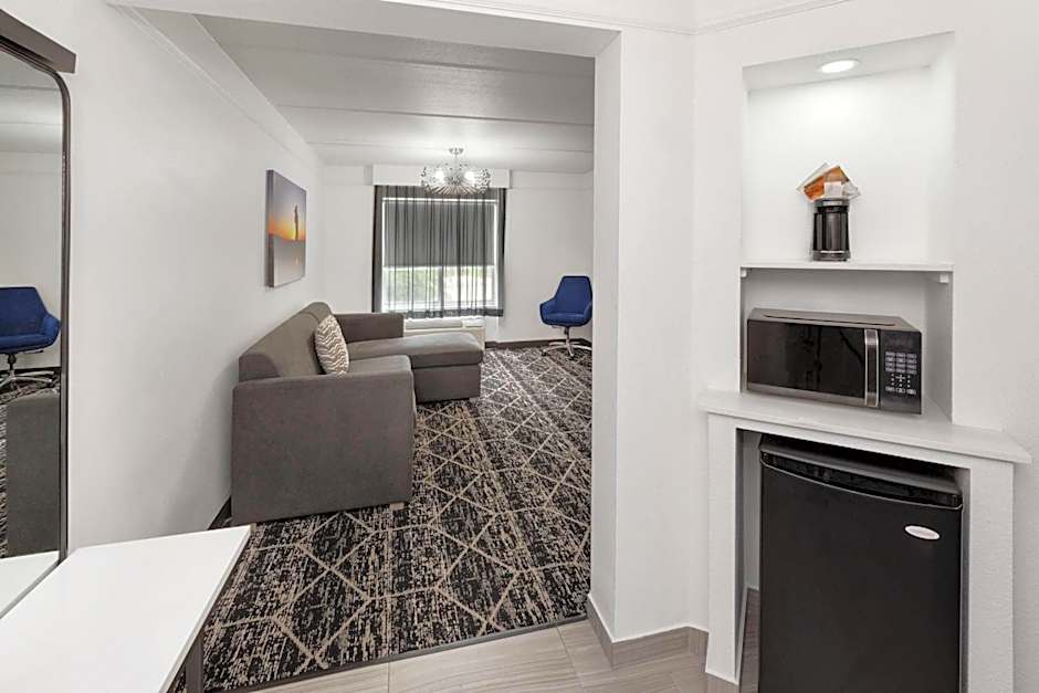 La Quinta Inn & Suites by Wyndham Houston Bush Iah South