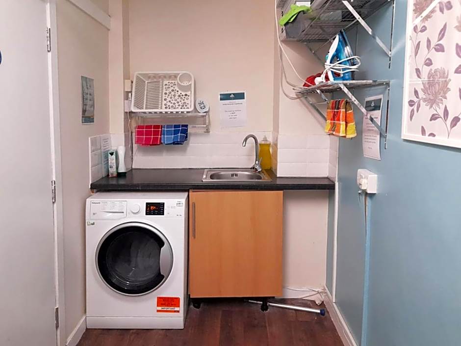 Irvine Riverside Guesthouse by Paymán Club