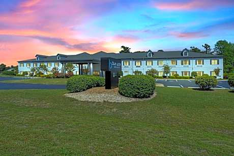 Blue Water Inn & Suites, BW Signature Collection