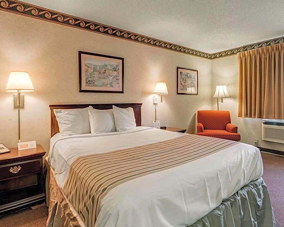 Econo Lodge Inn & Suites El Paso