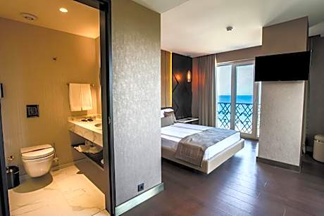 Deluxe Suite with Sea View