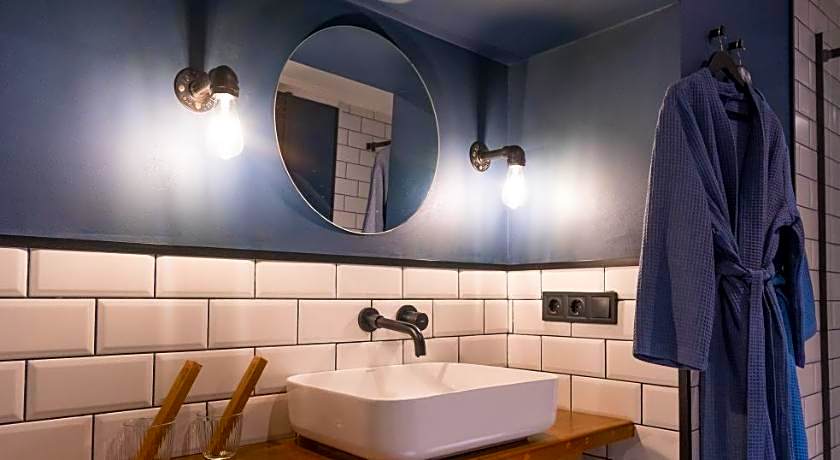 Zorba&Bond Hotel on the 8th