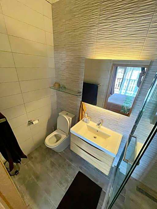 Villa Aglaia mit Pool, Garten und Palmen